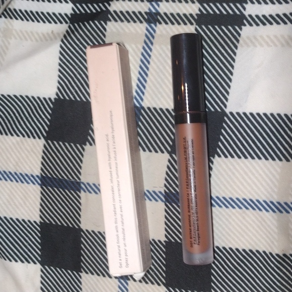 Morphe Filter Effect Soft Radiance Concealer in Deep 48 (Neutral) - Picture 2 of 4
